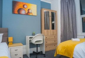 The Private Villa, Northampton Centre, 9 Beds, 5 bedrooms, Sleeps 12